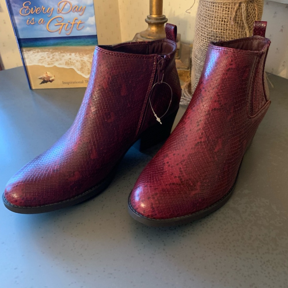 Kim Roger’s, NEW NEVER WORN faux leather snake embossed ankle boots. Size 8.5.M
